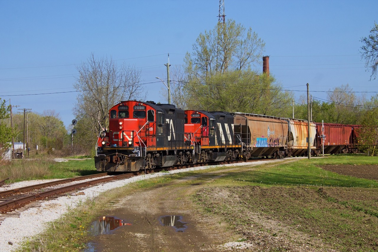 CN L514 rounds the connector between the Sarnia Spur and the Chatham Sub after shoving from the yard near the VIA station to Chatham East. The home signal for the now removed diamond between the Sarnia Spur (ex PM Sub 2) and the Chatham Sub can be seen to the left of the train.