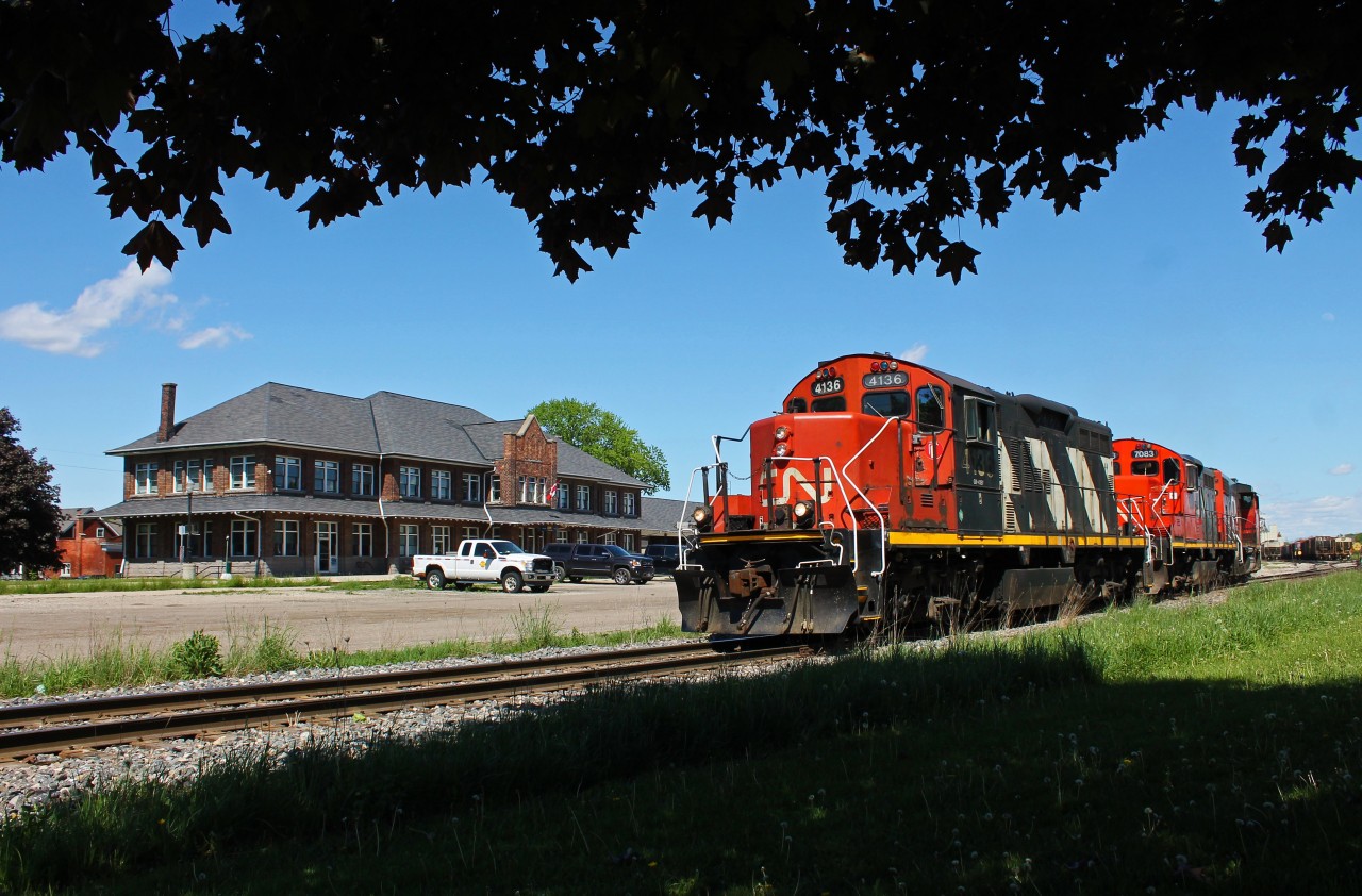 CN L568 pulls down through the yard in Stratford as they prepare to head west to work a customer in Belton. Before continuing they would have to wait for GEXR 581 to enter the yard with loaded salt cars from Goderich.