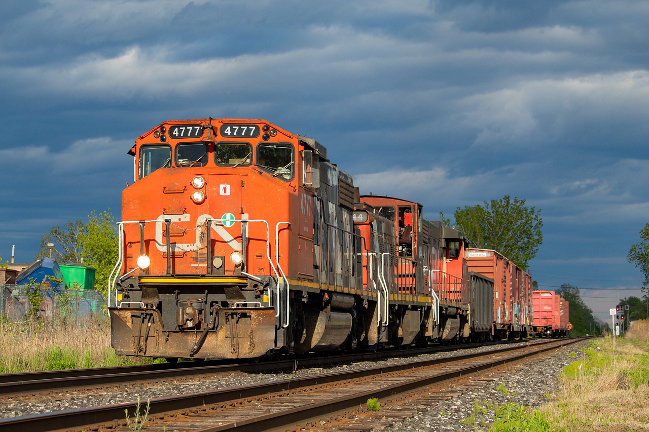 I stuck it out through some thick clouds on this Sunday afternoon because there were signs it was eventually breaking. Persistence paid off, and I was rewarded with a timely gap while the crew of 551 switched out Pearce Warehousing.
