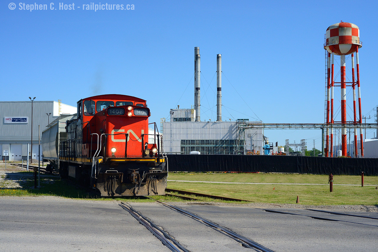 The iconic water tower of the former GMDD plant in London still stands as 1408 returns home to where it was built in 1960. It's always good to be home, if only for a brief moment. The former GMDD facility is now split between HCL  Logistics and General Dynamics and 568 had a single car for HCL from the ONR. Funny, I've shot a gaggle of locomotives inside this facility, but never did shoot a train going in or out of it, this is my first.