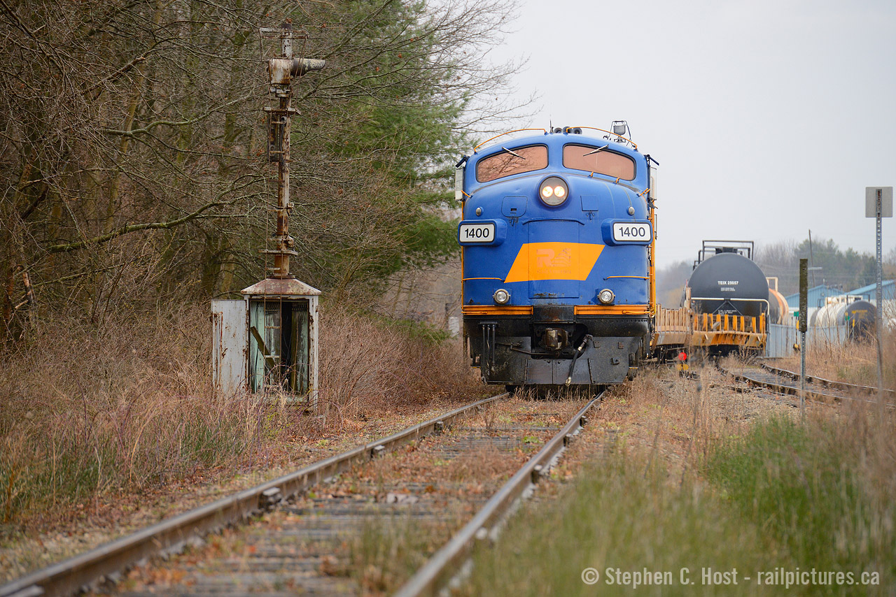The last two weeks of the OSR's operations on the Cayuga subdivision were remarkable for a couple reasons. On this day it was the first time a pair of F units ran all the way from St. Thomas to Tillsonburg on the line. While F units did run to Aylmer on the St. Thomas job, they never did run east of Aylmer in a pair until April 23. A single F unit with a geep made the trek a few times, but was never a pair. A week later, OSR would run matching F units for the first and last time - the OSR boys really know how to go out in style!
OSR has just finished pulling the 2 flatcars from the Loop Line Transfer and is working the former CNR/CPR/NS yard, remarkably the eastbound home signal for the CPR/CNR crossing in Tillsonburg still stands after all this time as pictured above. The CPR tracks were removed in the late 1990's i'm led to believe, but I stand to be corrected on that one.  Folks who were there informed me there was a yard on the south side still standing when OSR took over in '97 but CPR quickly ripped it out.