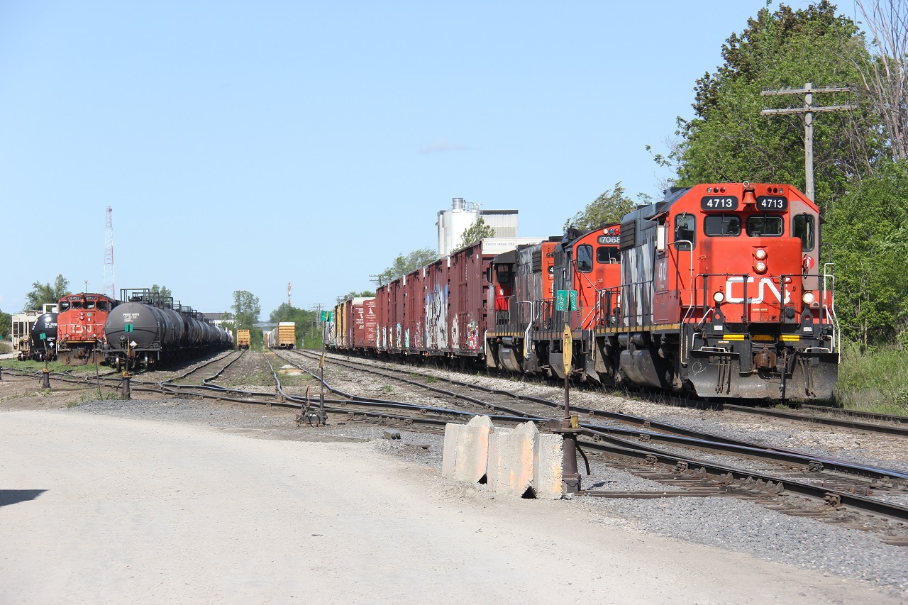 Jason Noe's recent shot of the CNNA geeps in Kitchener yard reminded me of a shot I took on the exact same date at Kitchener Yard. Pictured is CN 540 with 4713 on the point (7068 and 4784 trailing), and in the background at left are the two units Jason captured here: http://www.railpictures.ca/?attachment_id=41999. I often stopped over at the yard on the way home from work to see what was going on, and if the traffic was bad on Lancaster Street, I knew some train was switching.