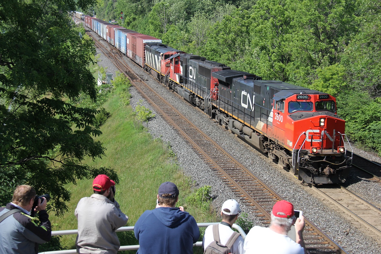 A CN eastbound (most likely 422) greets a photo lineup of railfanners on the lower tier of the Laking Garden bridge at the infamous Bayview Jct. during the annual Bayview meeting in June 2015. Due to the Covid-19 pandemic I don't think there was a Bayview meeting this year, but if it happens in 2021, it is a great opportunity to meet fellow railfanners in person, and shoot trains, even if they just have GEVOs on them :) Power on this train was CN 2600-CN 5620-CN 2402.