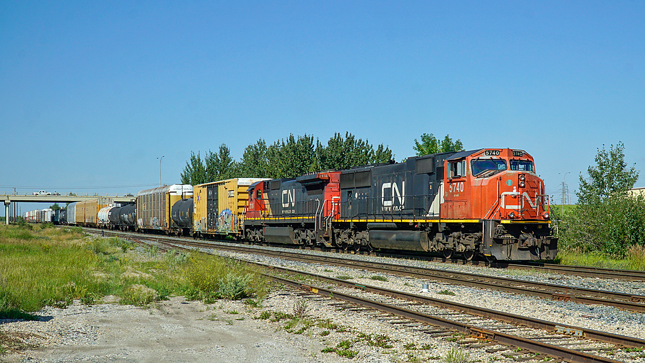 SD 75I CN 5740 and Dash 8-40C CN 2118 (ex UP) head south on the Camrose Sub at East Edmonton.