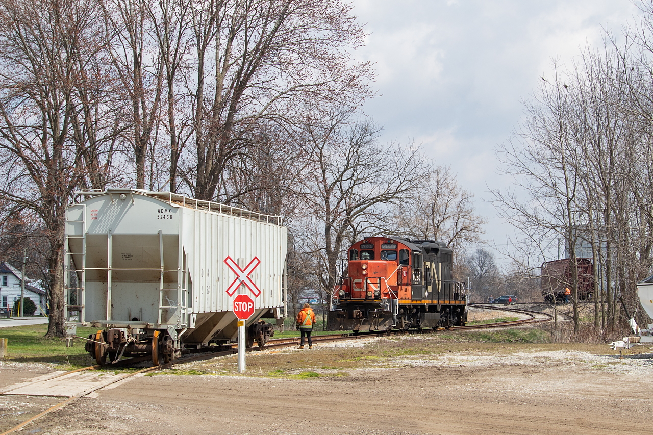 514 heads down to Agris in Thamesville to lift a hopper that I believe had been erroneously spotted there the week prior. Once they'd cleared it they would spot the cylindrical hopper pictured at right.