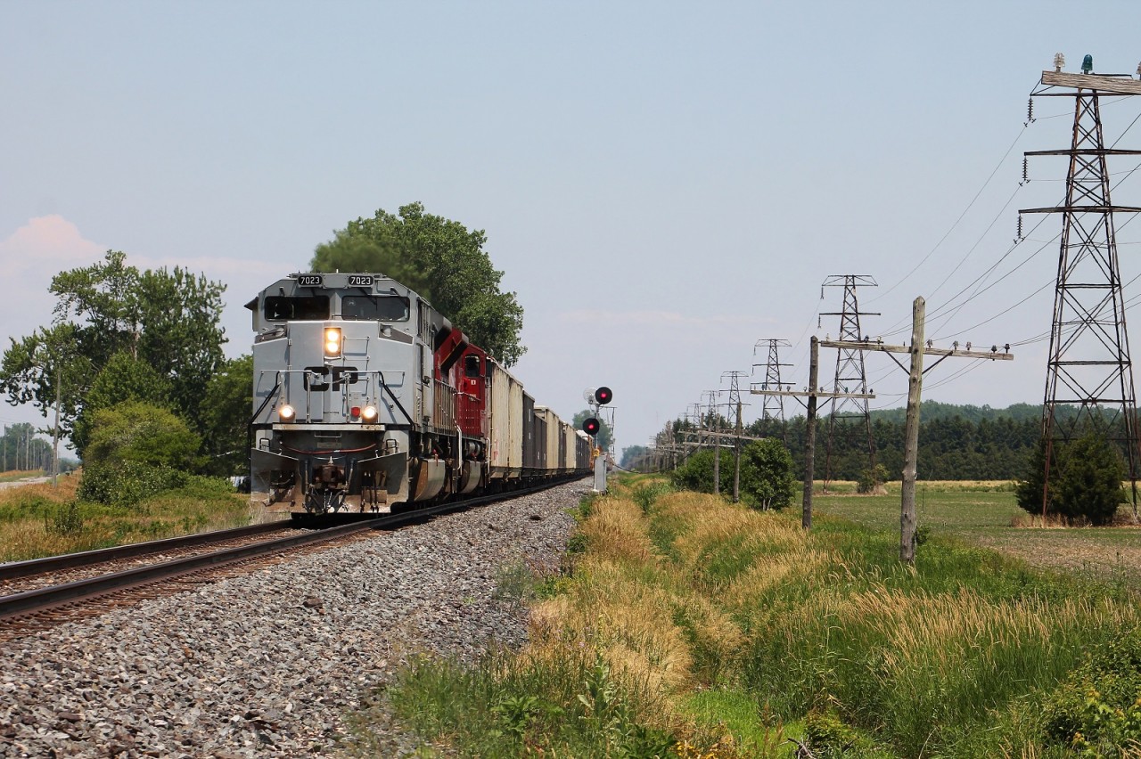 CP 235 with a military ACu on the point passes the approach signal for Ringold Diamond on its way to Windsor
