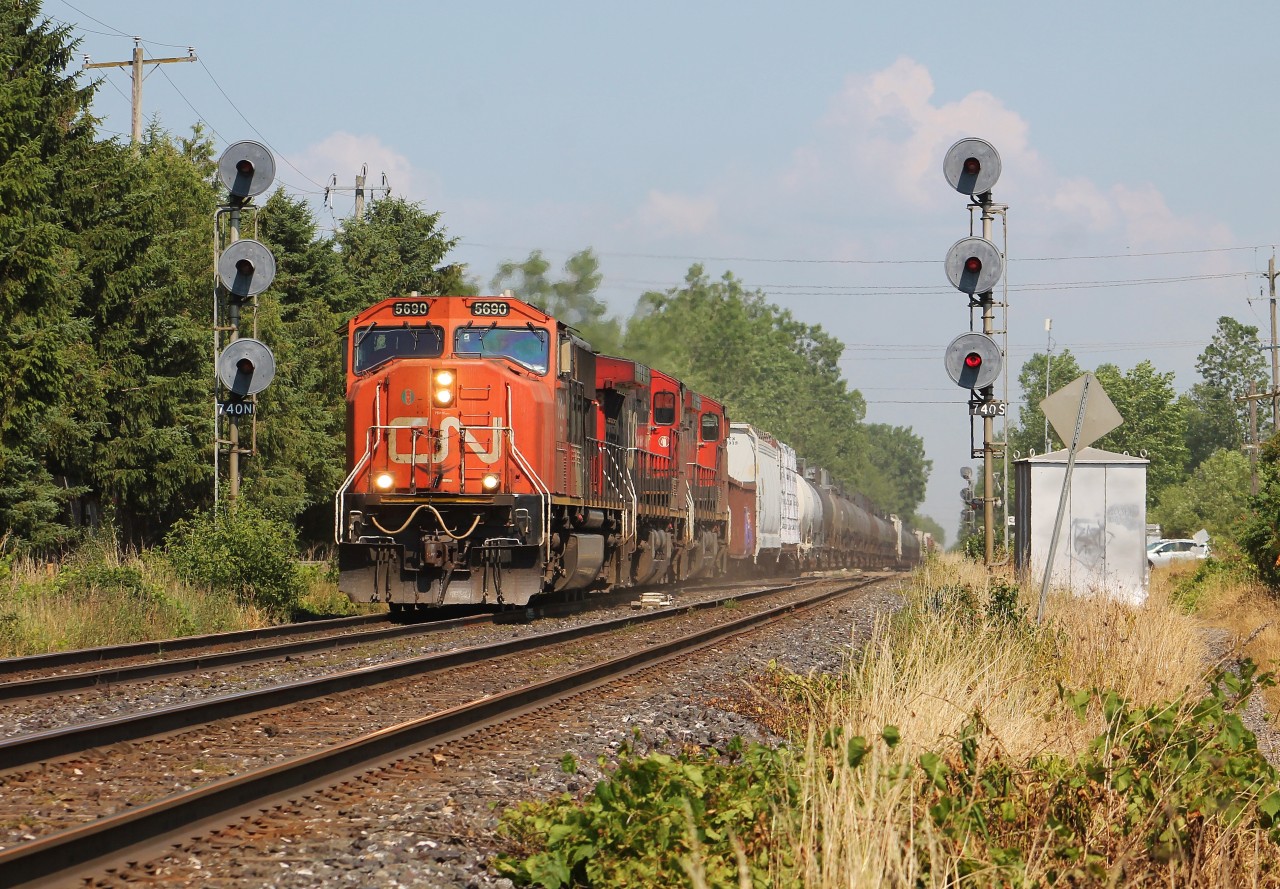 CN M397 splits the searchlights at CN Frauts on the east side of London.