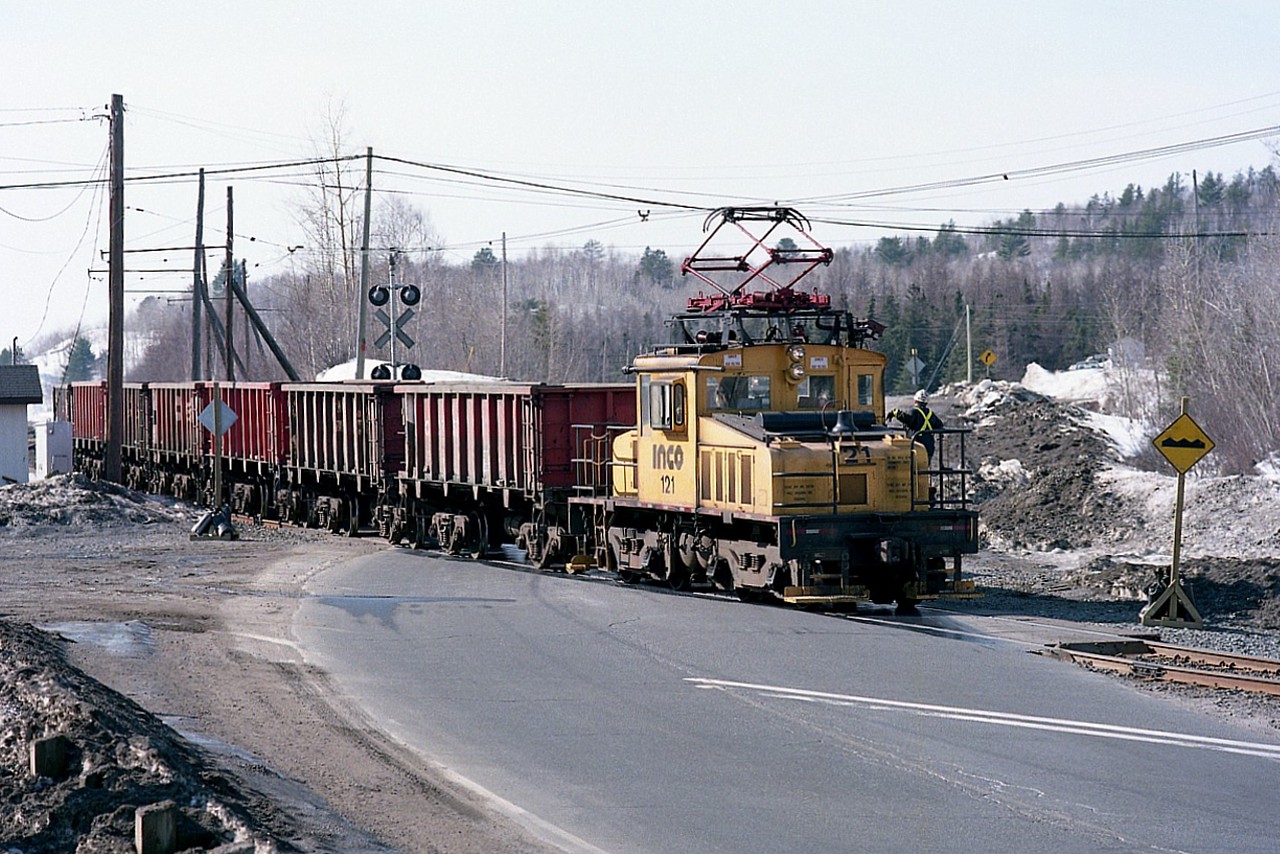 INCO #121, a 65T electric locomotive, has just brought loads to the CP yard at Levack Station, and is seen bringing empties back to the mine....the route is thru Onaping to Levack mine area. As I was driving up Hwy 144, heading for Cartier, I found this athis was a rather pleasant interruption. The 121 was built in 1955 and served all its life on INCO until retirement in 2000.  No idea of where it ended up. Scrapped?