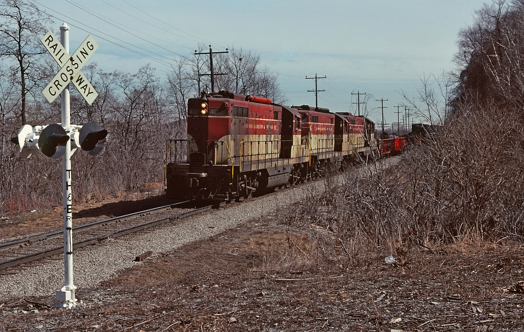 A fine image from Ron Tuff shows TH&B 402 leading a westbound, perhaps at Dewitt Rd. I imagine that this train is the crew returning to Aberdeen after an early morning jaunt to Welland. Sadly on this day the units are looking a little shabby.