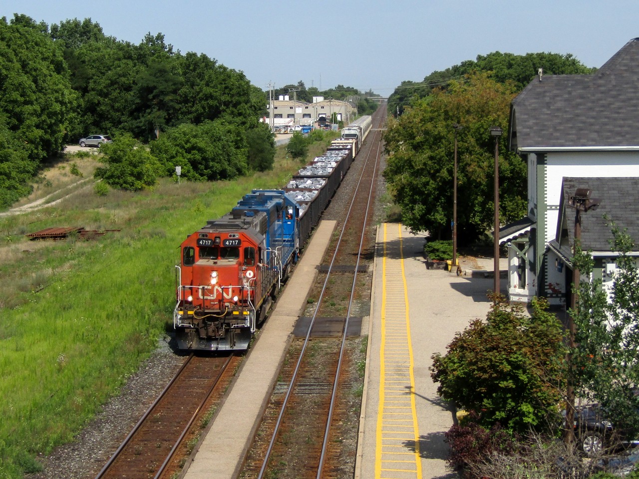 CN 583 rolls through Woodstock on it's way back to London with CN 4717 and GMTX 2248 and 30 cars. While I am not a huge fan of these CN/GMTX duos, I couldnt pass up a bridge shot in decent light.