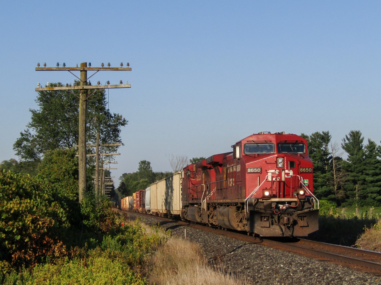 After working Wolverton for a brief period of time, CP 255 screams towards Innerkip doing every bit of track speed possible. I had actually given up on this train minutes prior, and was packing up to head home when I heard the horn off in the distance. Sometimes you get lucky, I guess. Also nice is the 2 somewhat clean AC44CWs on this one, which is the best you can ask for when this train is almost always 2 GEs.