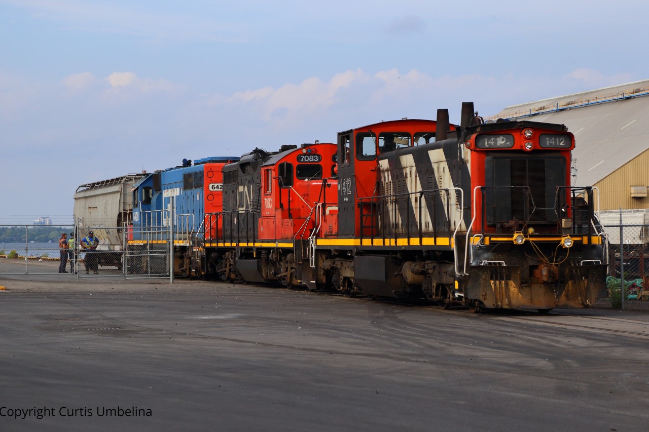 CN 1412 paired with CN 7083 / GTW 6420 Setting off a car P&H Milling in Hamilton after working Bunge