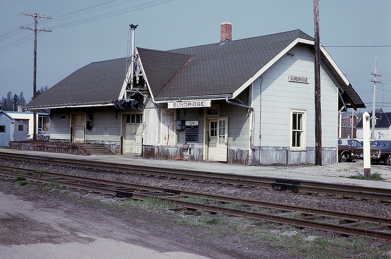 An image of Sundridge CN station, already decommissioned as of 45 years ago and it was not around much longer.
The railroad first went thru here in 1885 and the village of Sundridge was incorporated in 1889. I do not know when the station was built, nor the year of its' demise. I think it came down in the late 1970s.  Anyone ??