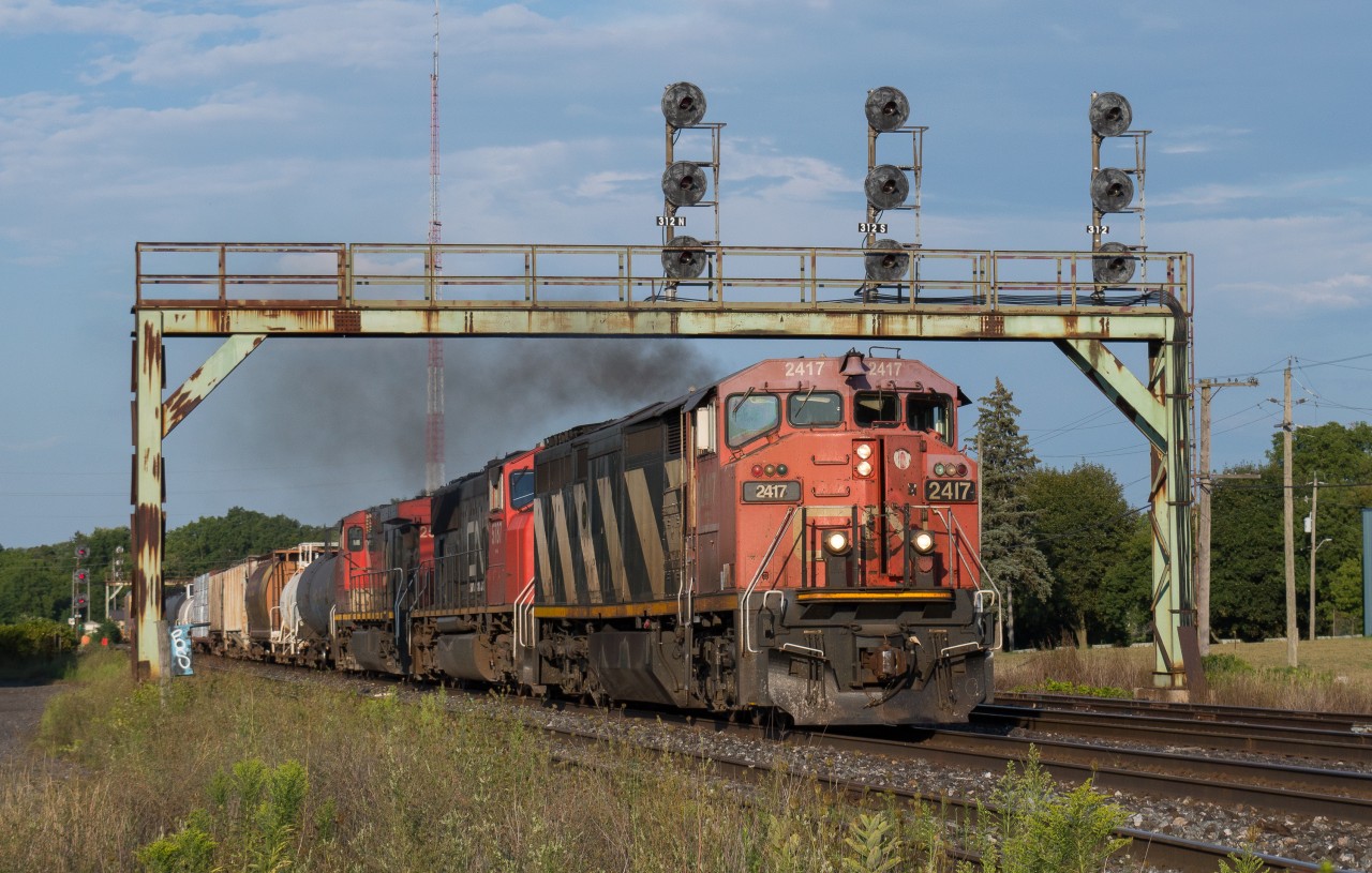 CN 435 blasts through Paris with CN 2417 leading.  With many CN C40-8M's being retired, this was a great catch on a sunny Sunday evening.
