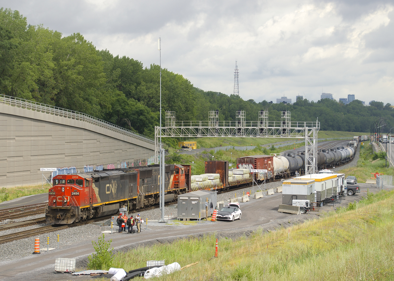 An increasing number of cowls are coming out of the dead line on CN, and here CN 2454 is leading CN 5623 as CN 305 swaps crews at Turcot Ouest, with the sun making a brief appearance.