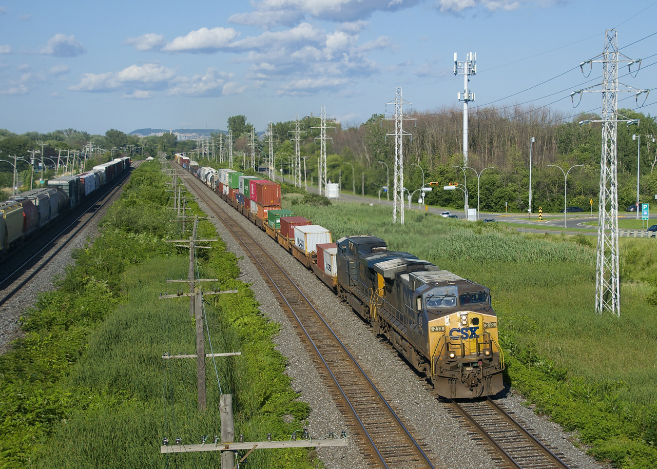 AC4400CW's CSXT 213 and CSXT 114 lead CN 327 as they approach MP 14 of CN's Kingston Sub, with the leader still in YN2 paint and the trailing unit repainted. At left is CP 119.