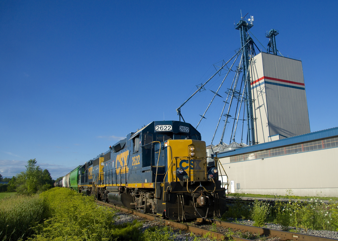 CSXT B786 is passing Dundee Feeds in Huntingdon with CSXT 2622 & CSXT 6095 for power. They will run around their train a bit ahead before shoving three hoppers into the spur here.