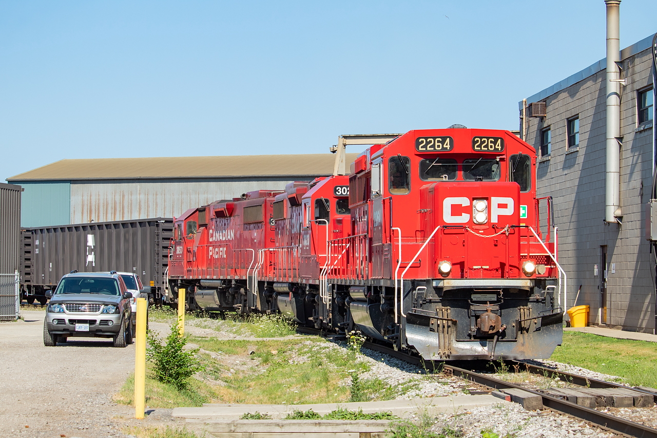 I'd recently posted this angle with the CN 1600 Yard Job, and recently had an opportunity to catch CP TH11 here in the early evening hours, as they shoved 10 empties up to AIM. CN would be by about a half hour later with 20-30 more cars for AIM. As I mentioned recently, things are pretty busy at AIM.