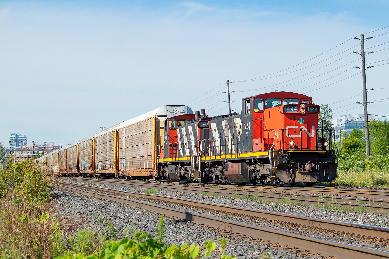 I have only shot the Oakville Sub east of Aldershot before this once, so it isn't often you find me around here. However, I heard 550 tell the RTC they were soon going to be heading to Oakville with 5000 feet of racks (brought to Aldershot by the previous day's 570), so I made the easy decision to go check this move out.