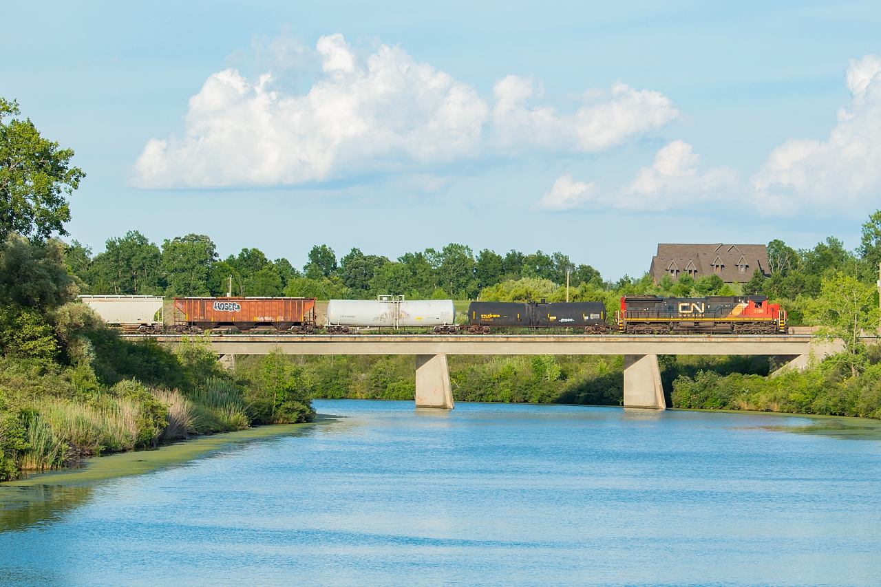2108 was the second unit out on that day's 421, and ended up being assigned solo on the 562 transfer run to CP (at CN Southern Yard) and Trillium (at Feeder).