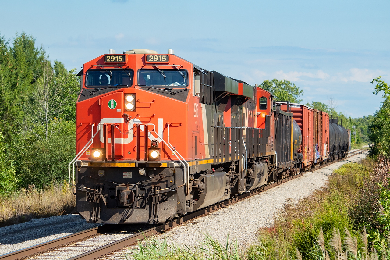 An hour or two after 255 was through (and 246 had passed by as well), CN L562 is at Brookfield East and on the CP Hamilton Sub on its way to Feeder to interchange with Trillium. You can see the signals in the background where the connecting track to the Stamford comes into the Hamilton Sub.