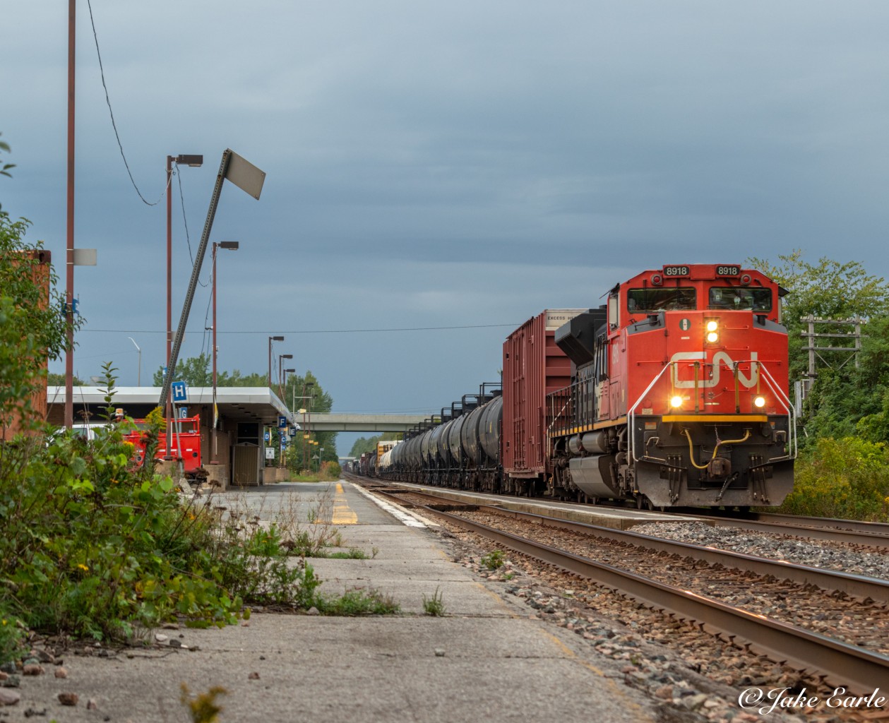 As the day starts to get brighter, M368 passes the Cornwall VIA station with 8918 taking the lead, and BCOL 4649 as the DPU.