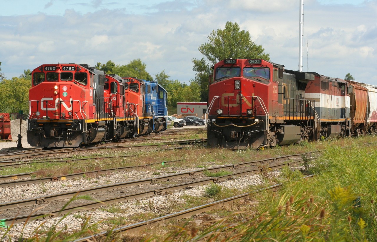 CN 568 begins its day at Kitchener passing the previous night’s A431, which is seen laying over in the yard with 2622 and BCOL 4610. The consist for 568 included 4790, 7083, 4784 and GMTX 2325. That night A431 could not return to Toronto as a night work block had commenced on the Guelph Subdivision at Acton.