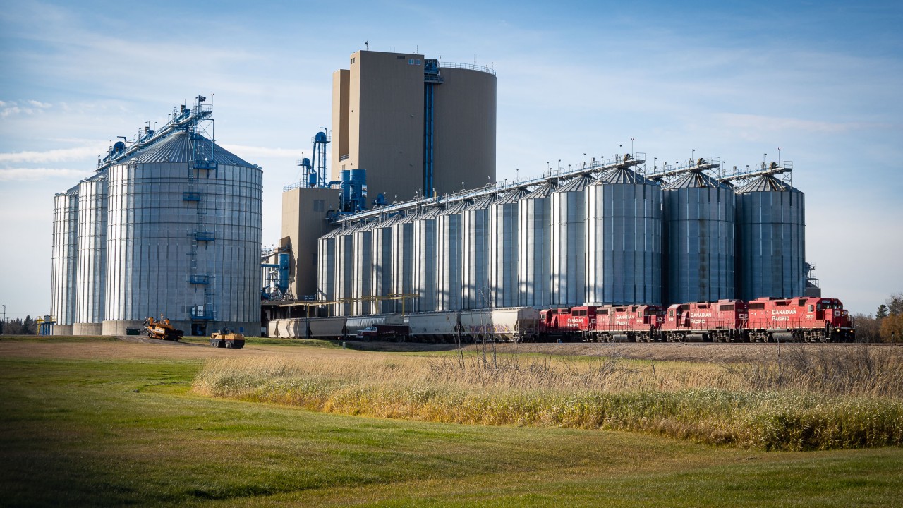 CP 3025, 3044, 3051 and 2221 working at the northern end of the Rahr Malting plant in Alix. They were setting some grain cars which will be filled and then picked by CN at the south end of the facility. This CP turn usually runs on a Saturday from Red Deer and continues on to Stettler and services a couple of points along the route.
A new grain terminal is being constructed at Erskine a little way east of Alix so the traffic volume on the branch should increase when it opens.