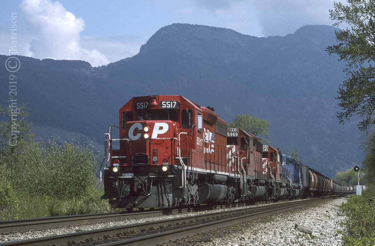 Westbound CP 5517 5969 6045 and leased CR 609 at Agassiz in April of 1995. The 5517 was sold to DM&E in 1999 / the 5969 was rebuilt to SD40-3 5106 in 2017 and the 6045 was being used in engineering service in 2018. 


Info courtesy: cpdieselroster.com
