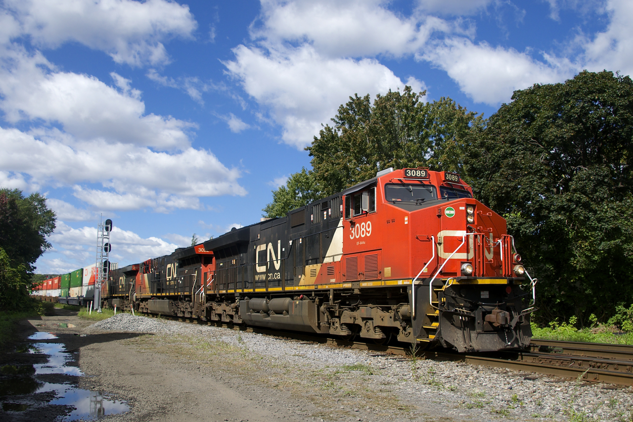 A trio of GE's (CN 3089, CN 3022 & CN 2971) leads CN 120 through St-Henri.
