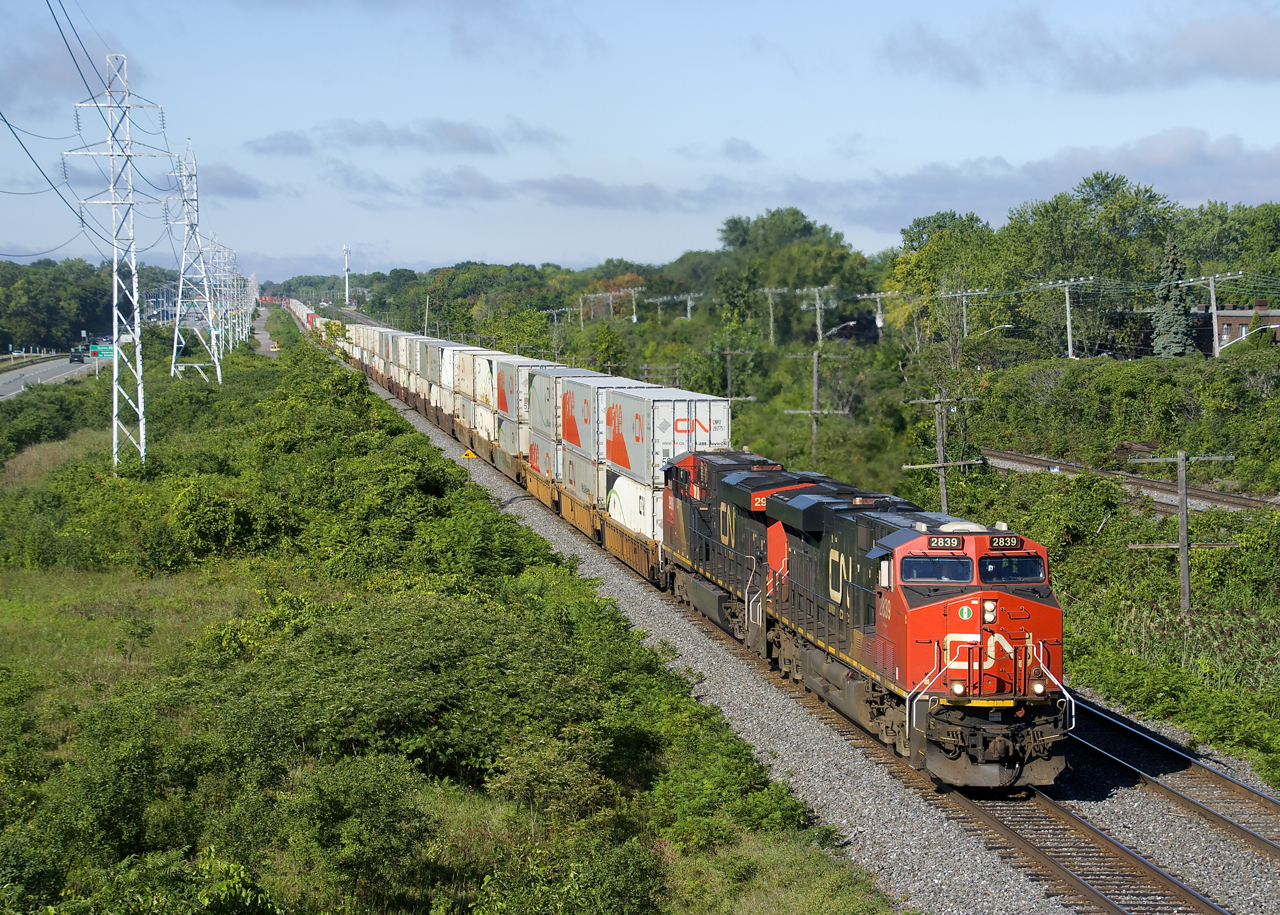 CN 2839 & CN 2900 lead a late CN 120 through Beaconsfield.