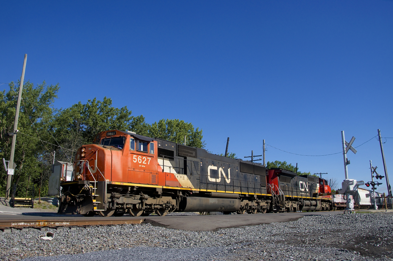 CN 369 with CN 5627 & CN 2147 for power is passing the Perrot Boulevard crossing.