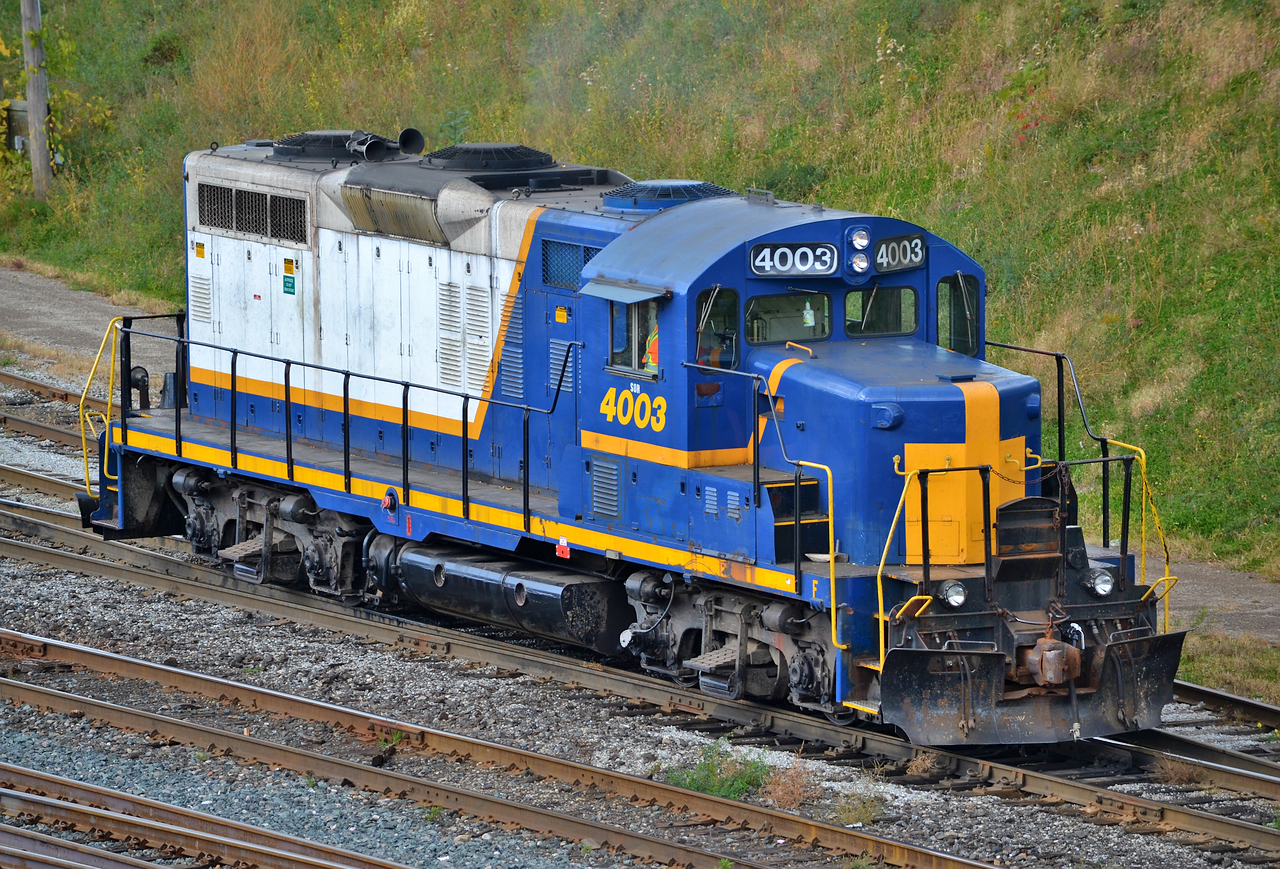 Rail Link's paint schemes never did much for me in the sense of photography, to me it just looked like another engine. On this day, 4003 is seen moving about Stuart Street Yard, taken from the old overpass. To my surprise, this is the only shot I have of this old SP unit.