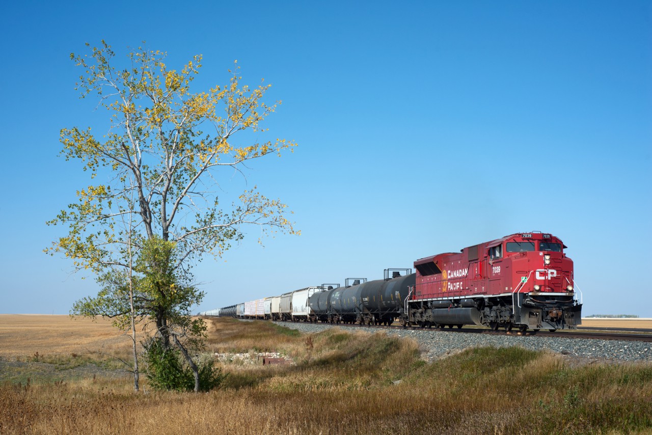 CP 7039 south is seen nearing the town of Drinkwater on its way towards the border at Portal.
