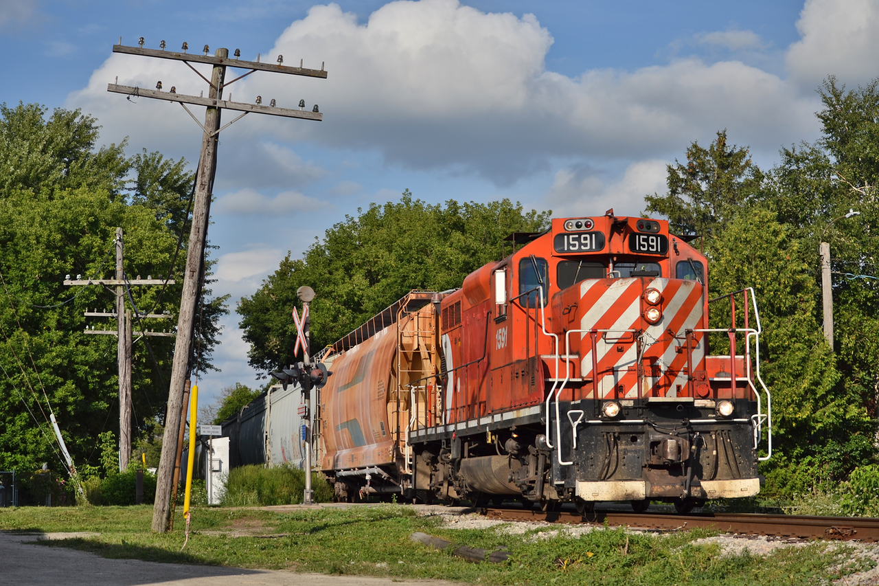 I may not have been out for the last stand of OSR this past weekend, but I made sure to get out and catch the last days of MLW and old EMD power up at Guelph. 1591 spent alot of time working the lower yard this day in Guelph before finally going over to Owen Corning.