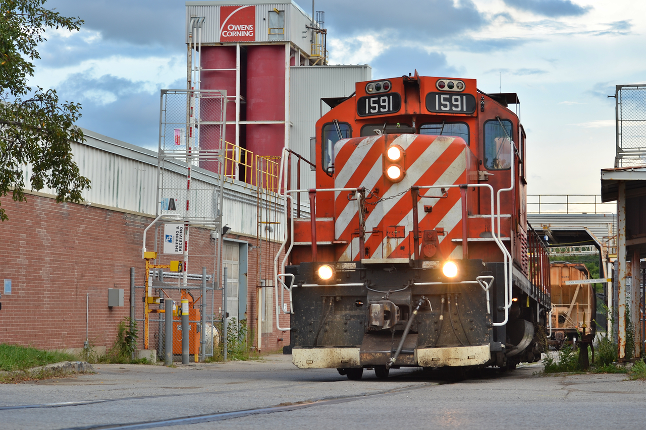 I got a bit dirty for this shot, but I'll take it. Waiting for a better half of the day for job 2 to finish switching the lower yard, finally proceeding down to Owen Corning. The evening light was fading fast as building towering cumulus began to block the sun. Seeing something as simple as generic switching, servicing customers, is a wonderful change of pace from watching mainline freight.