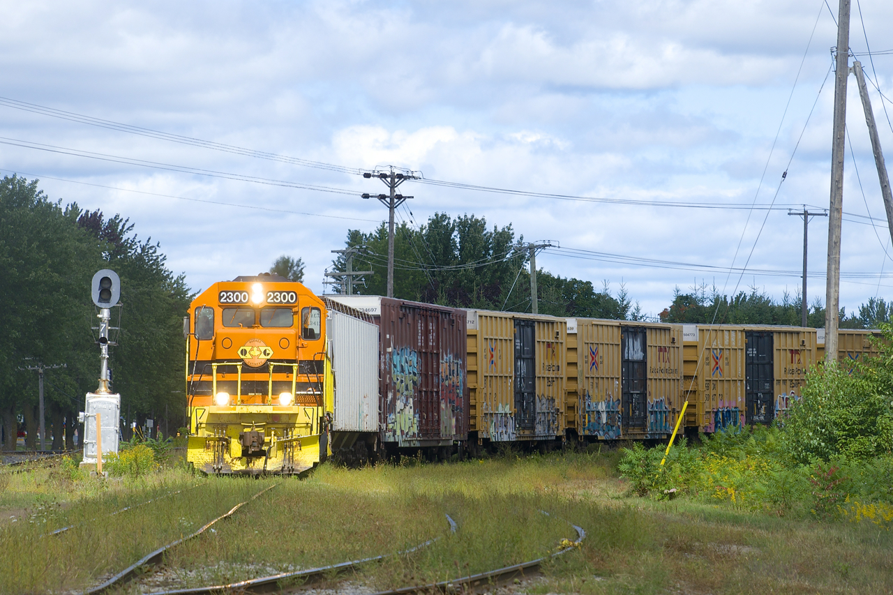 QGRY 2300 shoves a handful of cars towards the CN interchange at Joliette. At left is a signal protecting QGRY's crossing of CN's Joliette Sub.