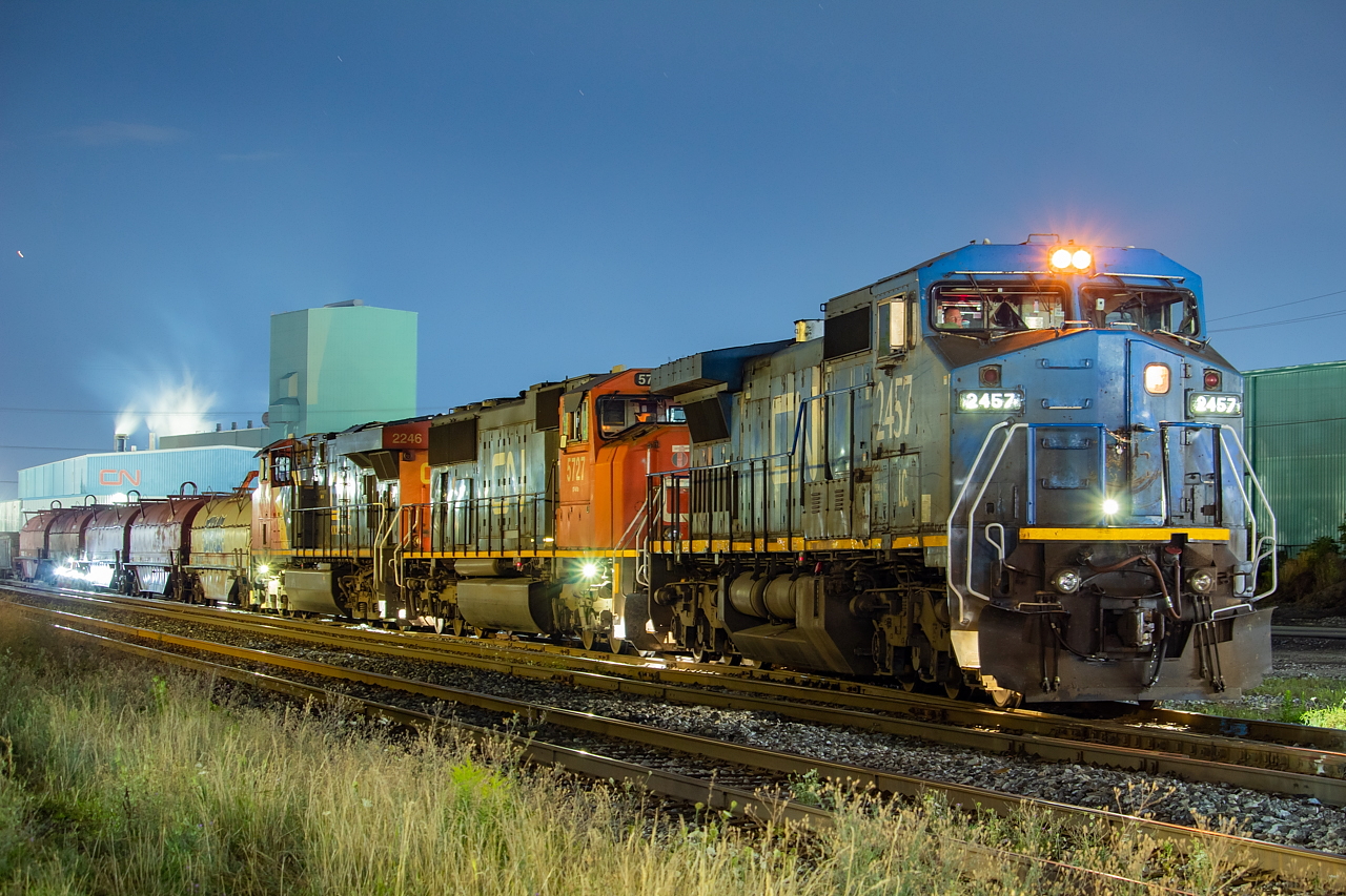 CN L555 with IC 2457, CN 5727 and CN 2246 pause briefly in Hamilton's Parkdale Yard to make their setoff. This was a 30 second exposure and I must say, I am impressed with how still the hogger was.