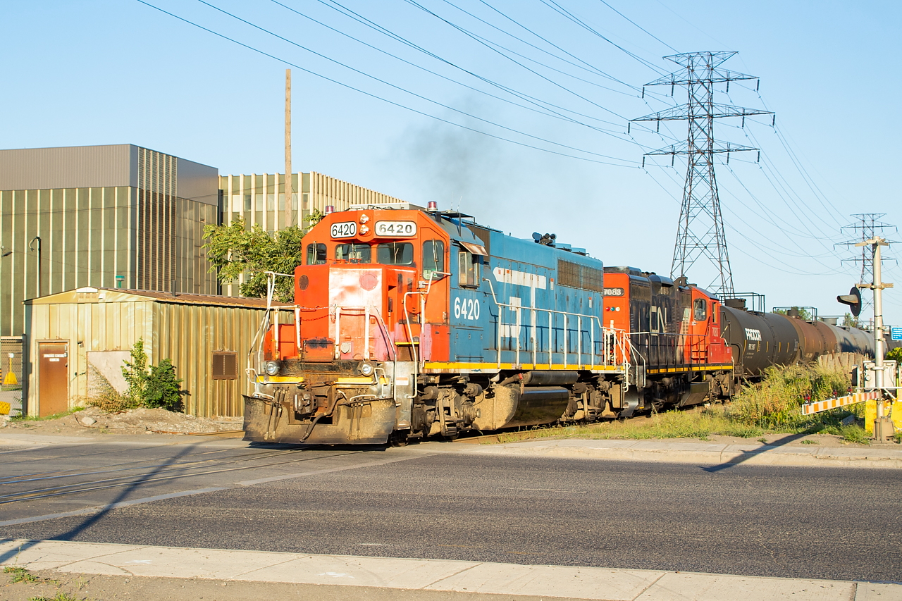 Well, I figured it's about time I went out for 6420 given it's been here for a couple of weeks now. Oddly, the 1500 Yard Job strayed from it's usual pattern and went all the way to the "Far East" today to switch out McAsphalt. With little head room, they were up there for a few hours making moves it turns out. I was at Strathearne shooting 1412 on the west end of the 1600 Job when 6420 showed up, so off to the races it was. They're pictured here at Ottawa Street, with the old SOR lunchroom at left and Dofasco offices in the background.