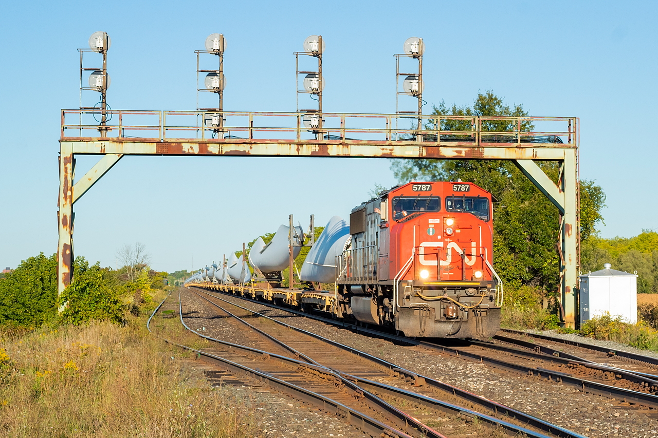 With a wave from the hogger, X319 continues westward on the Dundas Sub with wind turbine blades. They'd have two more meets (382 and 434) to go before London.