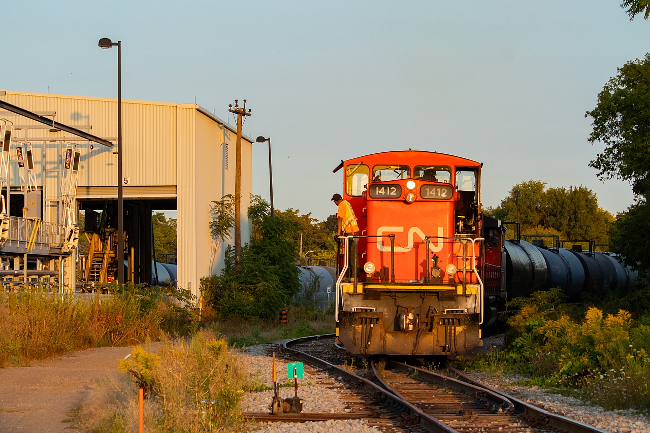 One crew member looks on while the other ties on hand brakes on the cars they'd just pulled from the CP interchange. They'd leave those on the main to come back to later, as next up on the list was Bunge, Vopak and Biox.