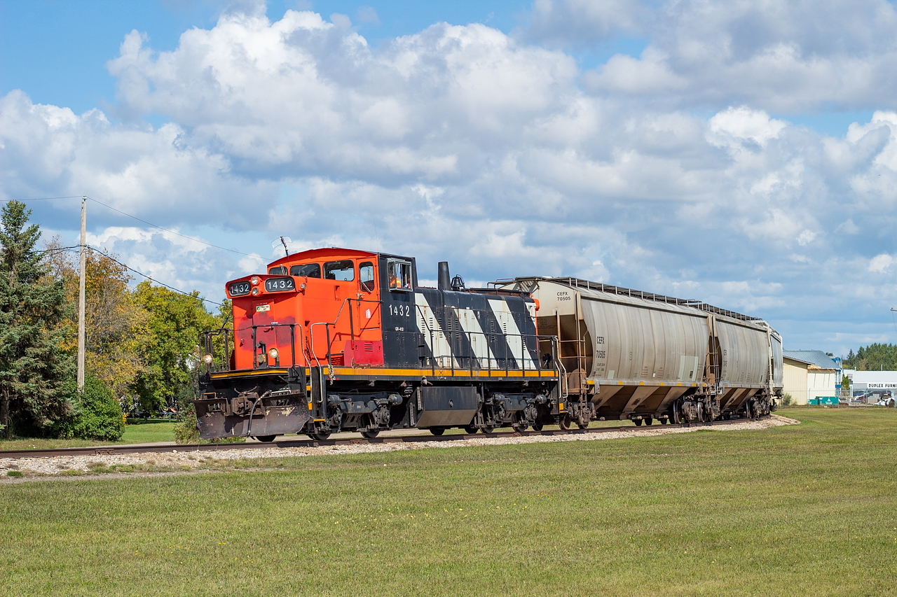 Torch River Rail's 1432 rounds the superelevated curve in Nipawin as it approaches CP's yard to set off 25 grain loads from Choiceland.
