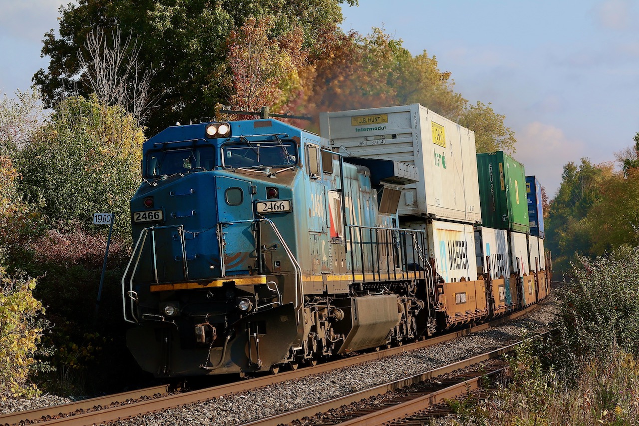It is often hard to believe how quickly locations fill in and disappear. This was a spot that I spent a lot of time at in the early 2000's but it has been a long time since I have hiked in. Today after missing CN 149 at Bayview I thought  I'd try this old spot on Brantford's east end, only to find it is now completely grown in. Nevertheless I was pretty happy with the end result as CN 149 rounded the bend past the burnt autumn colours. I've always had a thing for these old LMS Dash-8's so catching one solo on 149 was a no brainer.