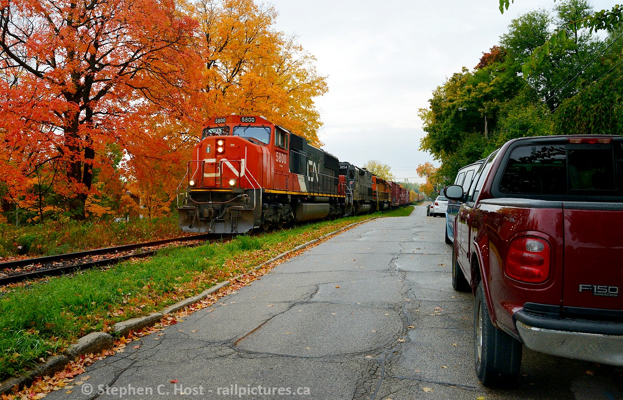 The last CN SD75i built, on short term lease to GEXR leads 432 through a brilliant kaleidoscope of reds, yellows and oranges as the crew thunders alongside upper Kent St in Guelph on a cool fall morning. This is all fenced in now, unfortunately.