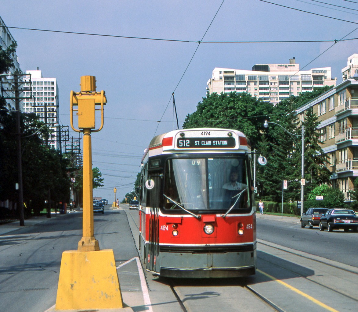 TTC 4194 is in Toronto on August 7, 1987.