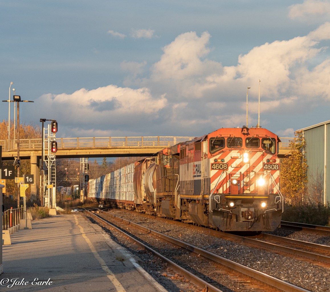With the last bit of sun remaining, CN M377 is seen highballing through Brockville with a rare BCOL barn (4608) taking the lead with CN 2257 trailing. As the barns on CN’s roster are almost on their deathbed, the active ones are becoming more rare to see.