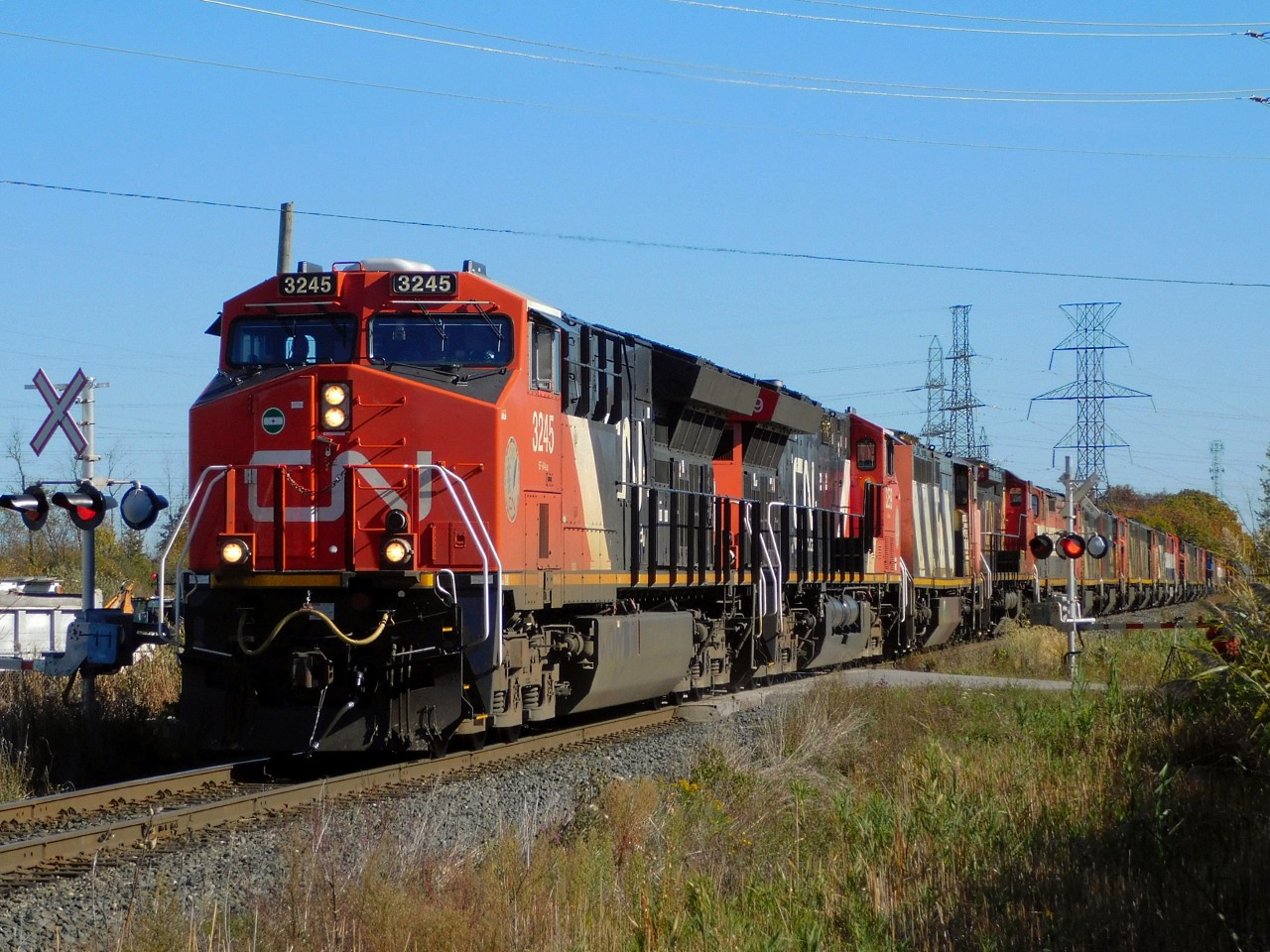 CN A421 slows into its final destination at Port Robinson with a total of 28 units, the 2 ET44ACs up front, the 25 variations of Dash 8s headed to Martech for scrap, plus another ET44AC serving as the mid DPU. it was quite surreal