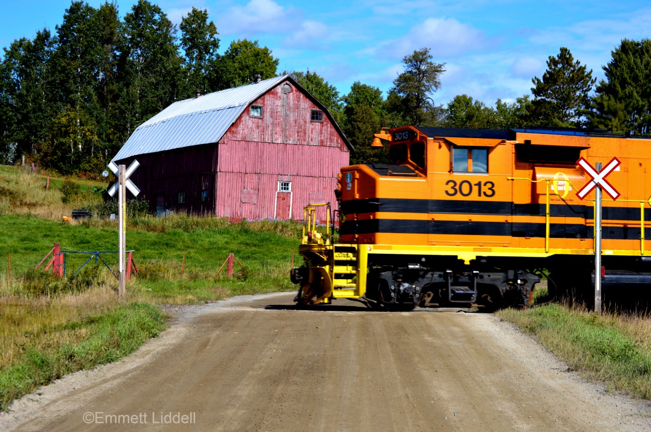 HCRY Job 913 with a nice duo of EMD GP40-2LW makes their way slowly through Worthington on the old beat-up Web wood Subdivison heading to Nairn Center to make a set-off at Eacom Timber before heading to Mckerrow to set their train off and head back lite power to Sudbury.