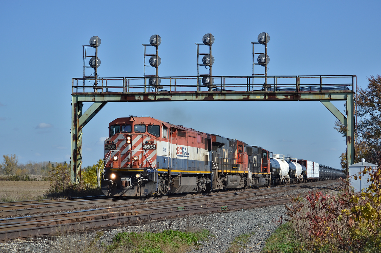 After giving chase from Guelph Line, Powerline road and finally Nith road, 435 begins its dash for London after bypassing Aldershot and a rather fast stop in Brantford. Im grateful for the signals department around here keeping these old searchlights going. I have found it quite odd how everything West of mile ( correct me if i'm wrong ) 45.1 is now the new vader signals, but these remain.
