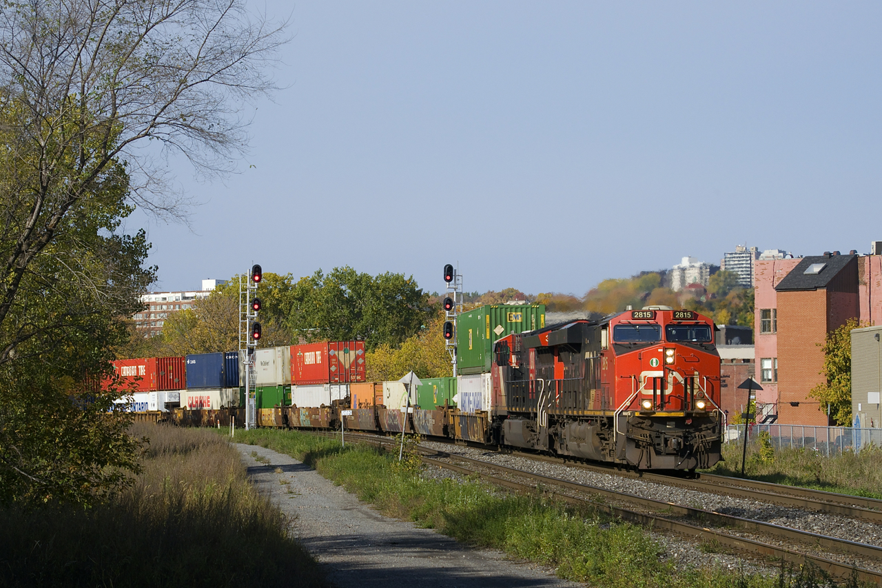 CN 2815 & CN 3239 are the power on CN 120 as it rounds a curve in St-Henri, the third of three eastbounds during a half hour period (with CN 306 and CN 324 ahead).